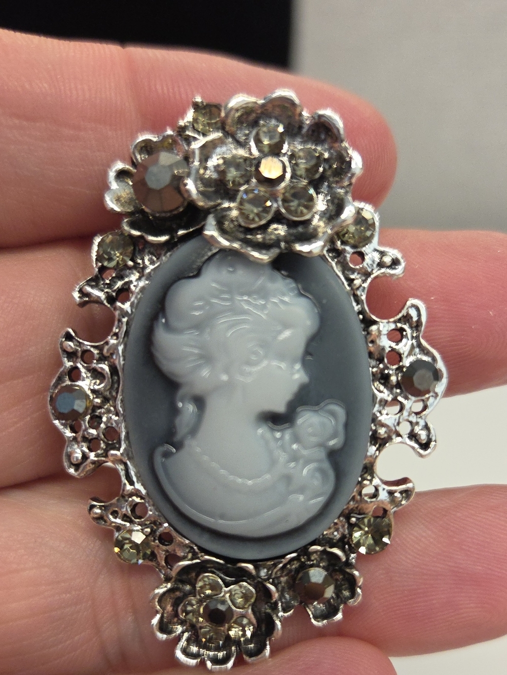 PORTRAIT OF A LADY CAMEO BROOCH